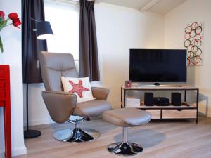TV a/nebo společenská místnost v ubytování Holiday Home in Kamperland near Beach