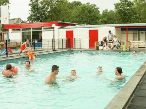 Poolen vid eller i närheten av Captivating chalet with a microwave, near the Wadden Sea