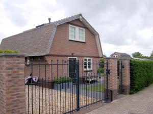 ノールトウェイクにあるRustic Holiday Home in Noordwijk close to Dunesの黒門とレンガ造りの家