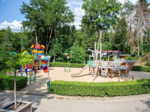 Children's play area sa Lovely chalet with covered terrace in a holiday park on the edge of the forest