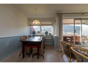 een eetkamer met een tafel en stoelen en een raam bij Attractive holiday home in Zoutelande near center in Zoutelande