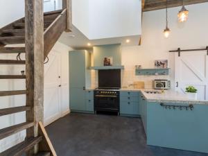 Kuchyň nebo kuchyňský kout v ubytování Family House near Vrouwenpolder Beach