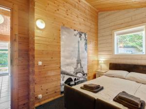 Postel nebo postele na pokoji v ubytování Chalet in Hulshorst near Lake