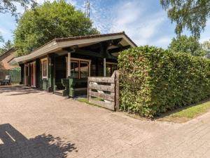 フルスホルストにあるLuxurious Chalet in Guelders by the Forestの垣根付きの建物