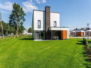 Afbeelding uit fotogalerij van Modern and stylish villa with two bathrooms in Limburg in Roggel