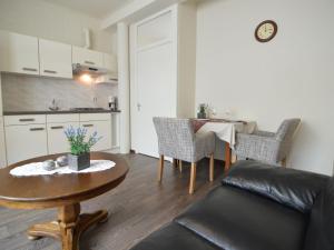 sala de estar con mesa y cocina en Homely Apartment in Schin op Geul with Terrace en Schin op Geul