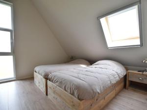Katil atau katil-katil dalam bilik di Detached villa on the Zeedijk with view
