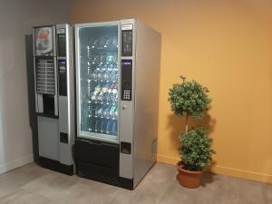 - un distributeur automatique avec une exposition de verres à vin dans l'établissement Hotel Martinez Grenay, à Grenay