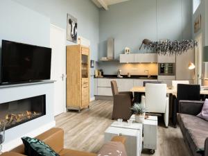 ein Wohnzimmer mit einem Sofa und einem Kamin in der Unterkunft Authentic holiday home near the centre in Bergen