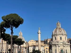 ローマにあるモンティ アパートメント マイ エクストラ ホームの柱と木が目の前にある建物