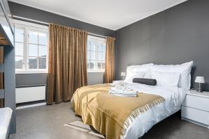 Un dormitorio con una cama grande y una ventana en Hald Sommer en Mandal