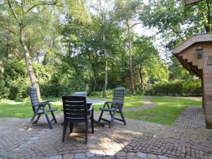 ゼルヘームにあるComfortable holiday home with a gardenの公園内のパティオ(椅子4脚、テーブル付)