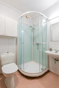 La salle de bains est pourvue d'une douche, de toilettes et d'un lavabo. dans l'établissement Hald Sommer, à Mandal