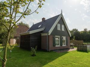 Holiday home on former island Wieringen في Oosterklief: منزل صغير بسقف مقامر