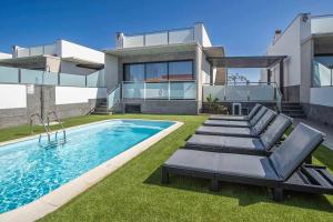 科拉雷侯Five Dreams , Villas 2 dormitorios piscina privada的一栋前面有游泳池的房子