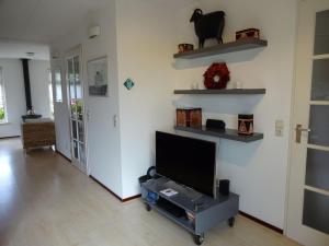 TV at/o entertainment center sa Attractive holiday home with jetty