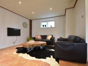 TV a/nebo společenská místnost v ubytování Holiday Home in Callantsoog near Beach