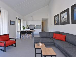 una sala de estar con un sofá y una mesa en Waterfront Apartment with Terrace, en Kamperland