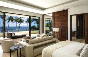 Residences at Dorado Beach, a Ritz Carlton Reserve في دورادو: غرفة نوم مع سرير وإطلالة على المحيط
