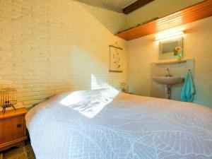 una camera con letto bianco e lavandino di Cozy Holiday Home in Zorgvlied with Private Garden a Zorgvlied