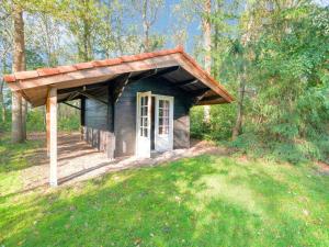 una piccola cabina in mezzo a un campo di Cozy Holiday Home in Zorgvlied with Private Garden a Zorgvlied