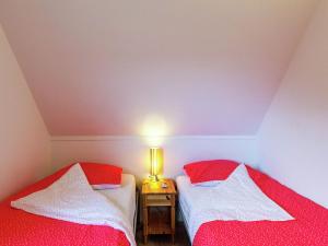 duas camas sentadas uma ao lado da outra num quarto em Superb holiday home near the Lauwersmeer em Oostmahorn