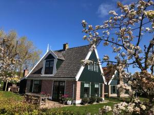 HippolytushoefにあるBeautiful villa with garden, near the Wadden Seaの緑屋根の家
