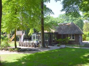 HaarenにあるHoliday home in Haaren near the Eftelingの公園内の茅葺き屋根の館