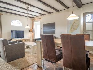 comedor con mesa y sillas en Apartment in farmhouse on the island of Texel en De Cocksdorp