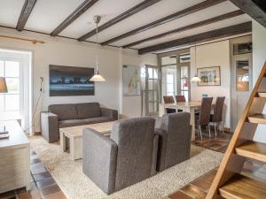 sala de estar con sofá y mesa en Apartment in farmhouse on the island of Texel, en De Cocksdorp