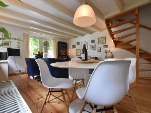 een eetkamer met een tafel en stoelen bij Charming house in the center of Edam in Edam