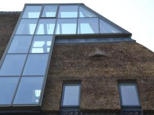 カラントスウオーフにあるQuaint Apartment in Callantsoog with Terraceの三窓の高いガラス張り