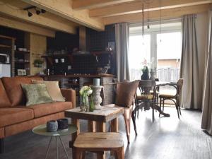 カラントスウオーフにあるRustic Apartment in Callantsoog with Terraceのリビングルーム(ソファ、テーブル付)