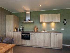 Køkken eller tekøkken på Holiday Home in Vrouwenpolder near Seabeach