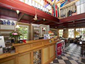Restaurace v ubytování Villa in Netherlands with Hot Tub & Garden