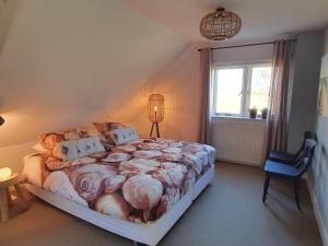 斯容代克的住宿－Spacious Farmhouse in IJzendijke with Garden，一间卧室设有一张大床和一个窗户。