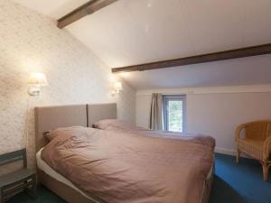 een slaapkamer met een groot bed en een raam bij Nice Holiday Home in Horssen at the Farmer with a Garden in Horssen