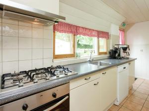Een keuken of kitchenette bij farmhouse is located in the outskirts of Moergestel
