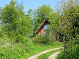 ベルゲンにあるFairytale cottage nestled between forestの未舗装の森の家