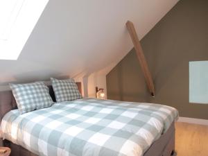 een slaapkamer met een bed op zolder bij Countryside Villa in Zuidzande with Private Garden in Zuidzande
