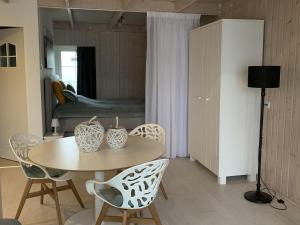 Televiisor ja/või meelelahutuskeskus majutusasutuses Luxury Holiday Home in Zoutelande with Private Terrace
