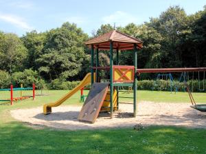 Zona de joacă pentru copii de la Attractive holiday home in Noordwijkerhout with garden