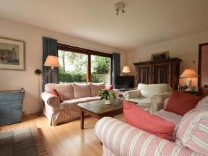 ベルゲン・アーン・ゼーにあるLovely Holiday Home in Bergen aan Zee with Terraceのリビングルーム(ソファ2台、テーブル付)