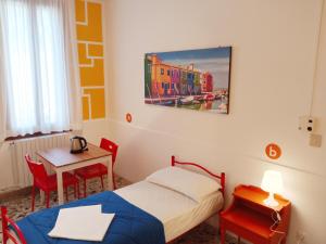 Camera con letto, tavolo e scrivania. di Ostello S. Fosca - CPU Venice Hostels a Venezia