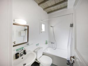 A bathroom at Villa in Mykonos near Agios Sostis Beach