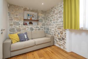 Ruang duduk di 3 - beautiful modern apt in the heart of Split