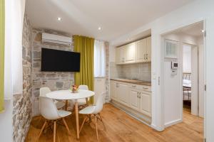 Dapur atau dapur kecil di 3 - beautiful modern apt in the heart of Split