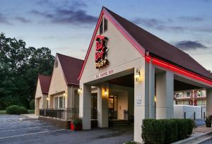 einen direkten Blick auf ein Fast-Food-Restaurant in der Unterkunft Red Roof Inn PLUS+ Washington DC Rockville in Rockville