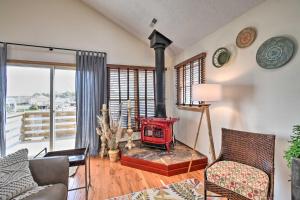 High-End Canalfront Paradise with Dock and Kayaks!的休息区
