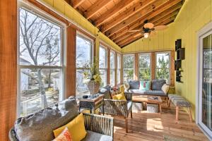 High-End Canalfront Paradise with Dock and Kayaks!的休息区